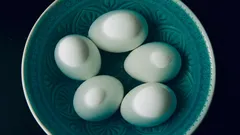 Bir Kez ve Sonsuza Kadar Unutmayın: Haşlanmış Yumurtaları Soğuk Suya Koymamanızın Nedeni